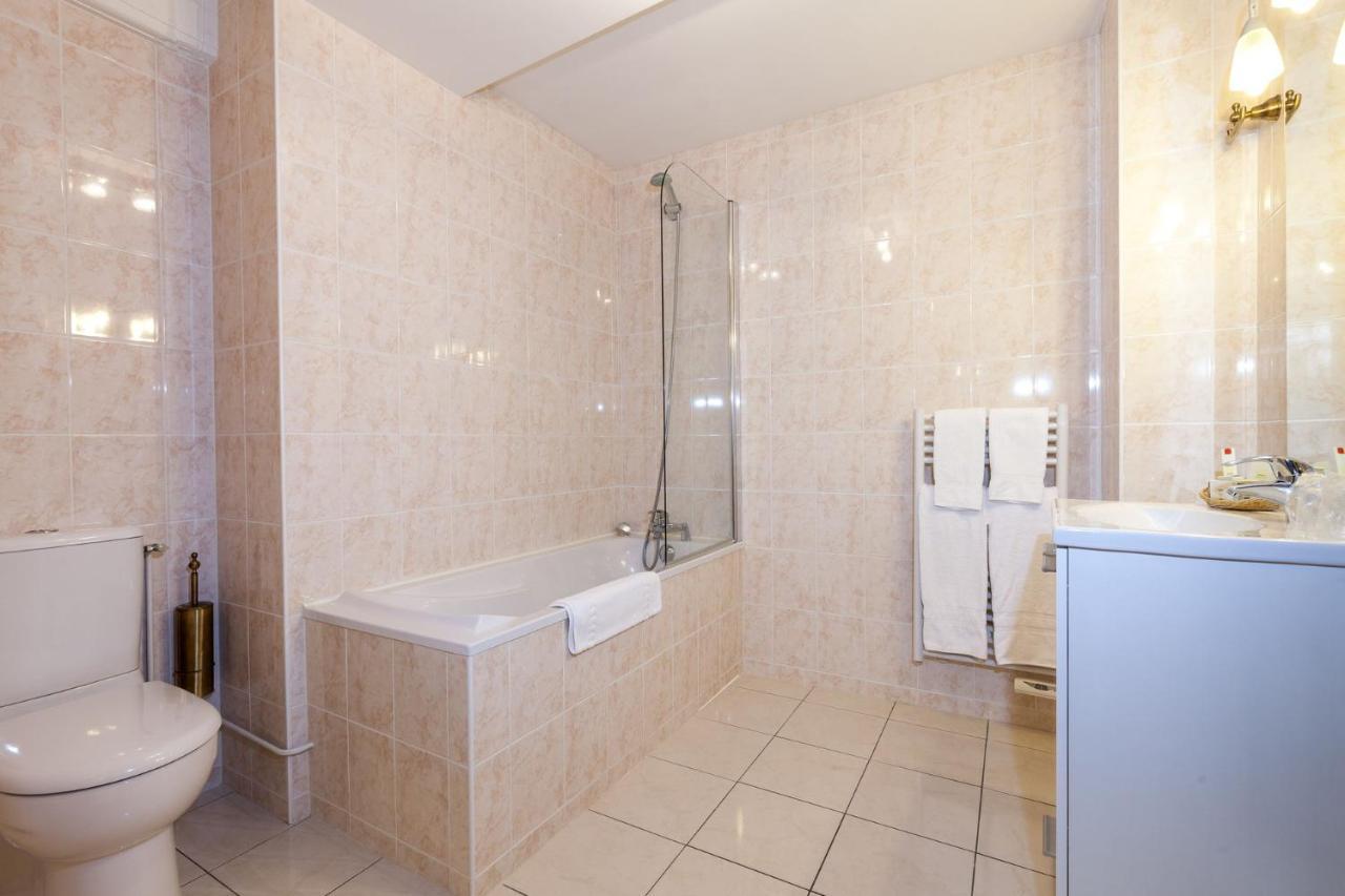 De La Cloche Hotel 3*