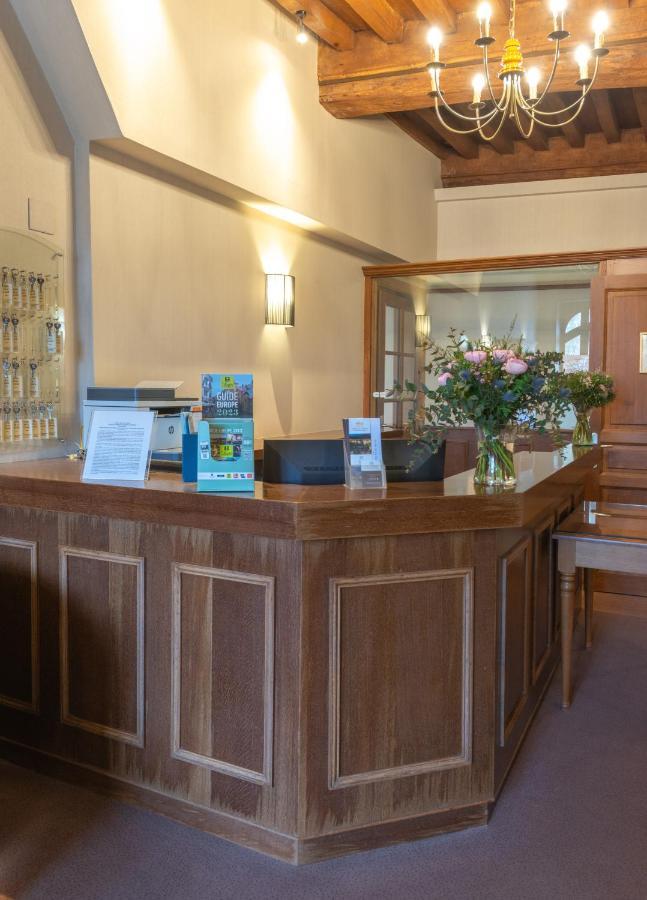 De La Cloche Hotel