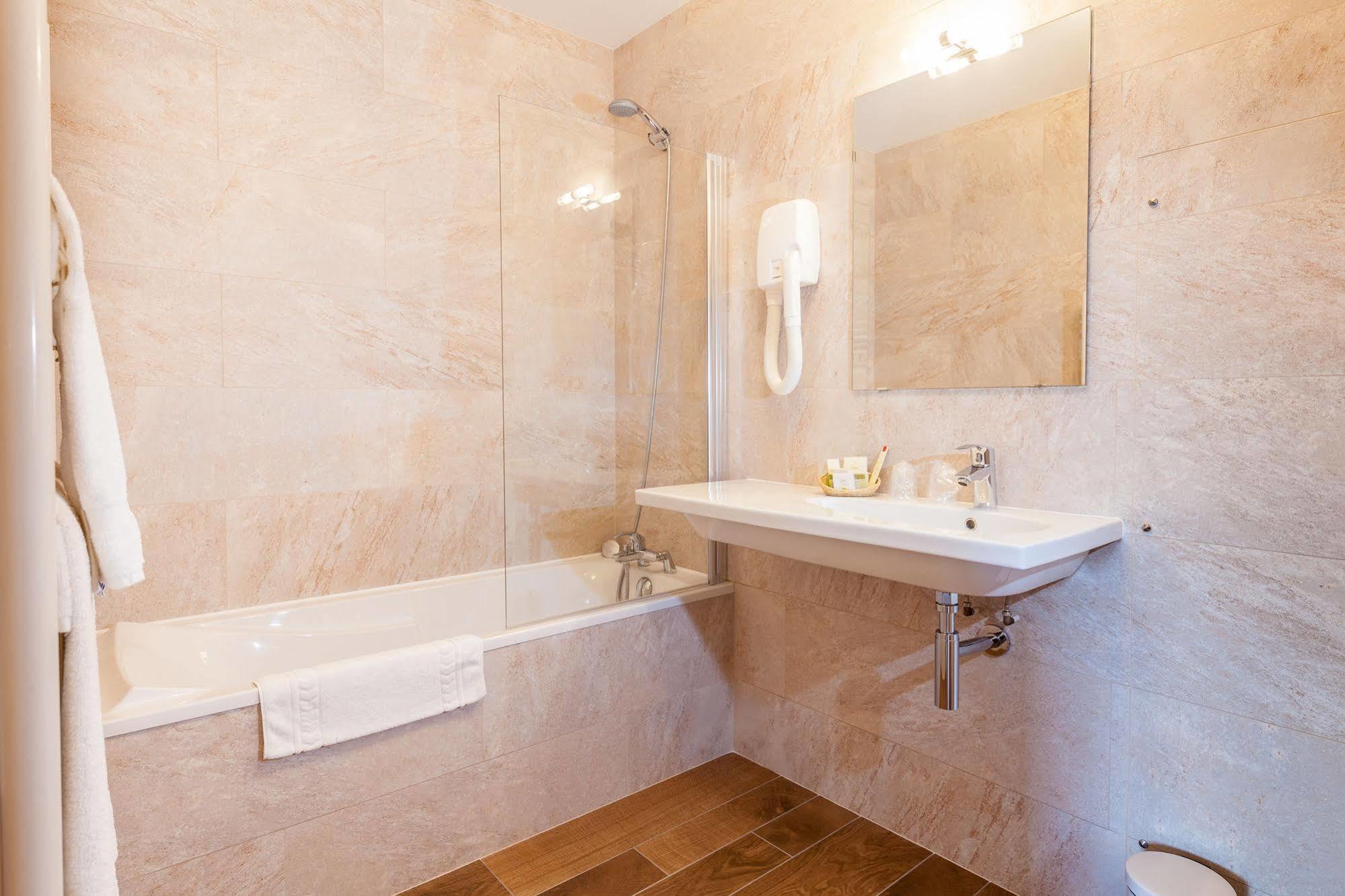 Hotel De La Cloche Beaune (Cote d'Or)